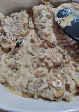 A picture of Chicken in Creamy Bacon Mushroom Sauce.