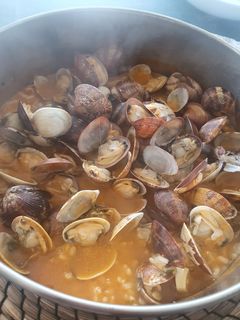 Una foto de Almejas con arroz