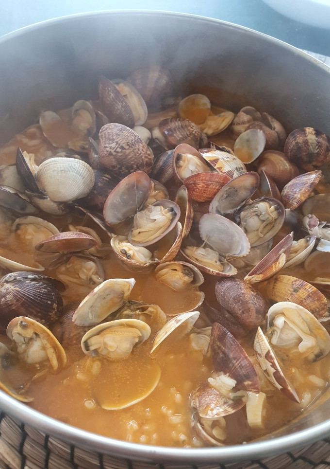 Una foto de Almejas con arroz