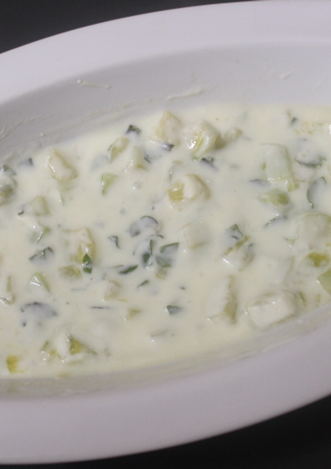 Una foto de Tzatziki con daditos de pepino