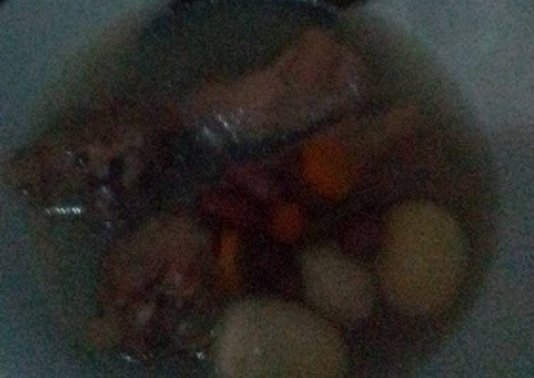 Sop-sop campur-campur (telur puyuh kacang merah &amp; kepala ayam)