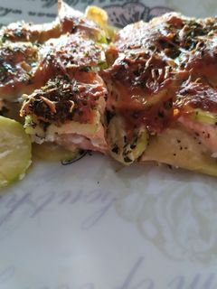 Una foto de Cama de salmón con calabacín y manzana