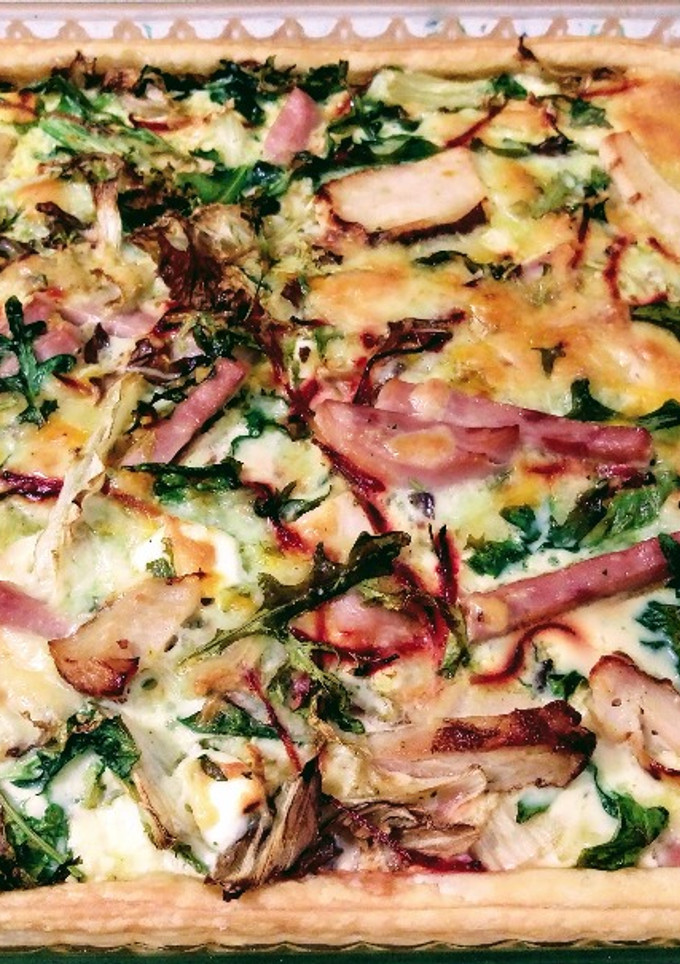 Una foto de Quiche de rúcula, jamón braseado y mix de quesos