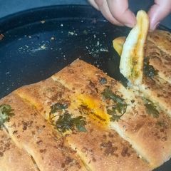 A picture of Buttery cheesee garlic bread.