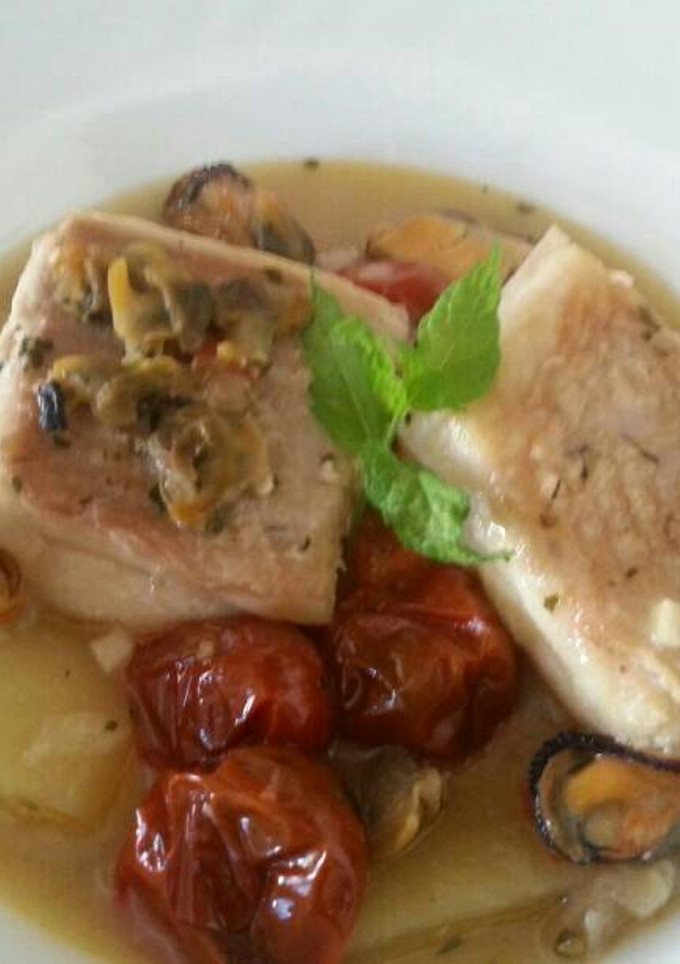 Una foto de Caldereta de raya, mejillones y almejas