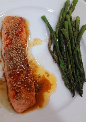 Una foto de Lekué: salmón en salsa de soja y espárragos trigueros