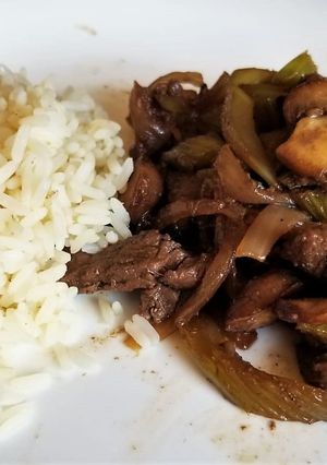 Una foto de Lomo con apio y champignones