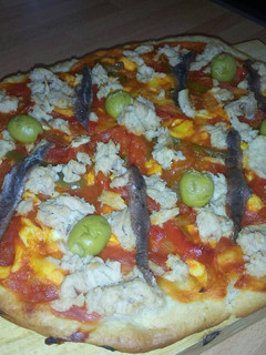 Una foto de Coca destapada de atún y anchoas