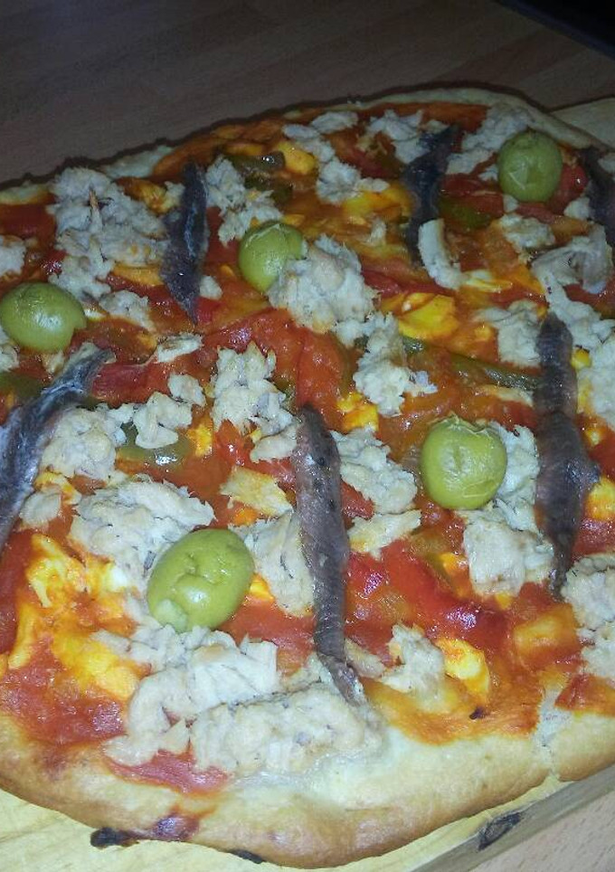 Una foto de Coca destapada de atún y anchoas