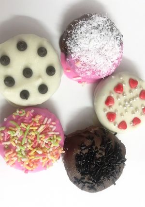 A picture of Oreo dips.