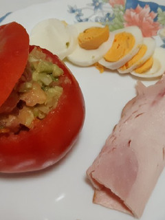 Una foto de Tomates rellenos de aguacate, cebolla y queso