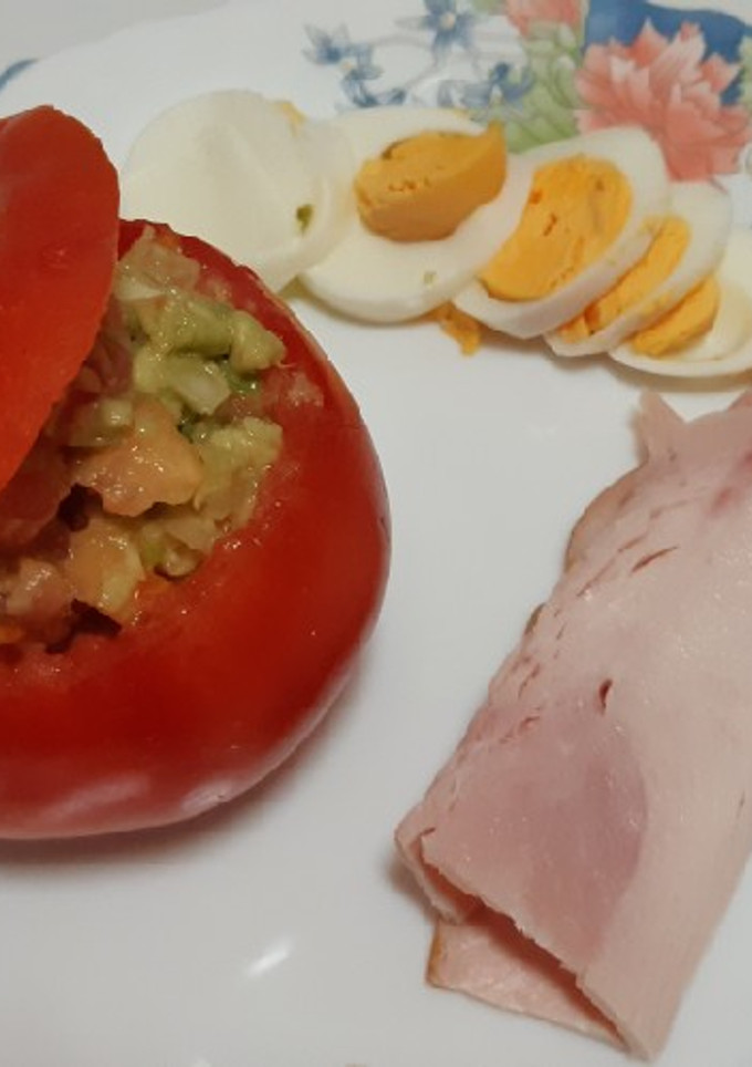 Una foto de Tomates rellenos de aguacate, cebolla y queso