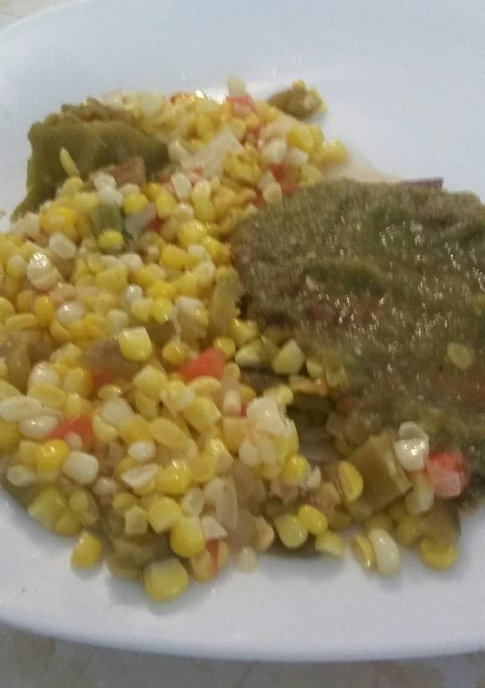 Una foto de Chuletas de puerco fritas con salsa de chile jalapeno