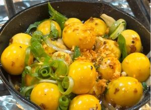 Hình của món Trứng Gà Non Cháy Tỏi.