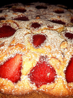 Foto di Torta soffice con fragole e mandorle