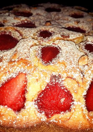 Foto di Torta soffice con fragole e mandorle