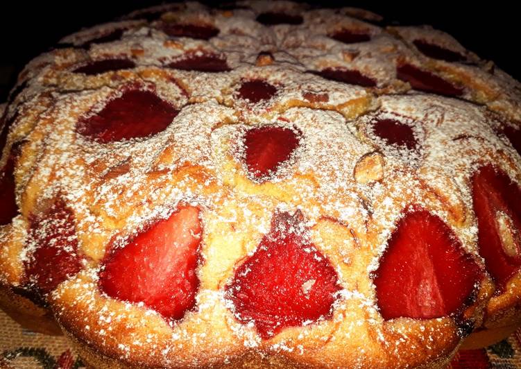 Torta soffice con fragole e mandorle