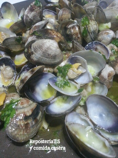 Una foto de Almejas con salsa verde