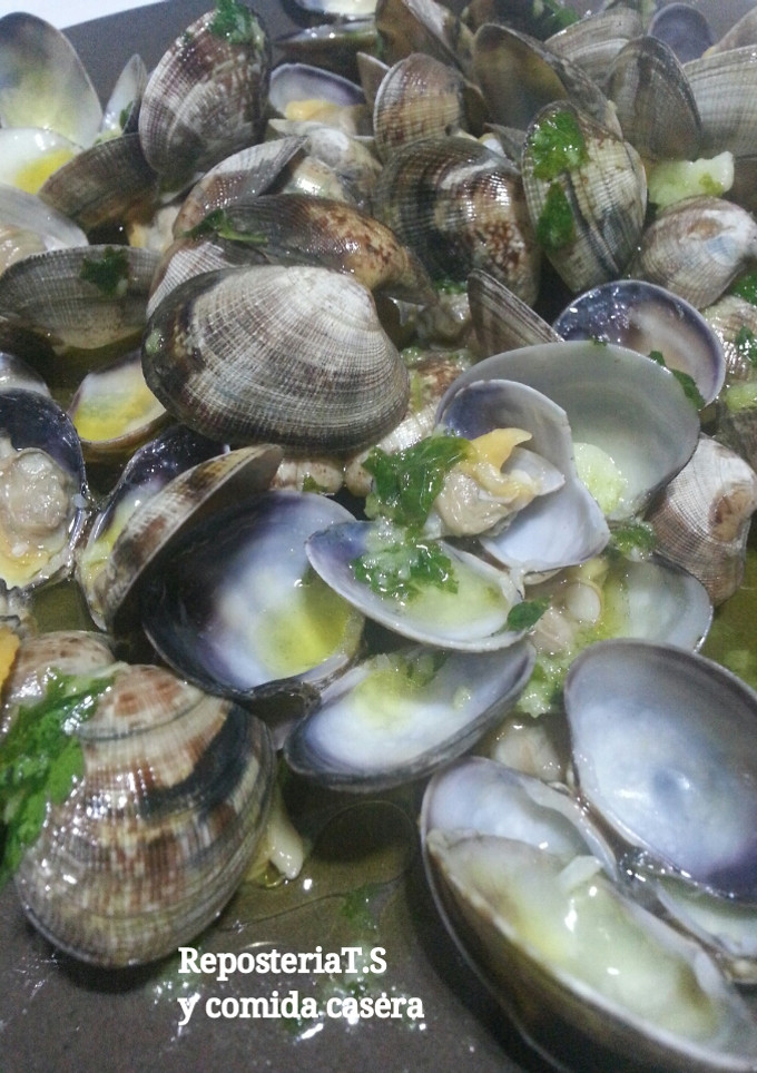 Una foto de Almejas con salsa verde