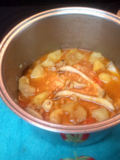 Una foto de Guisado de sepia con patatas y garbanzos