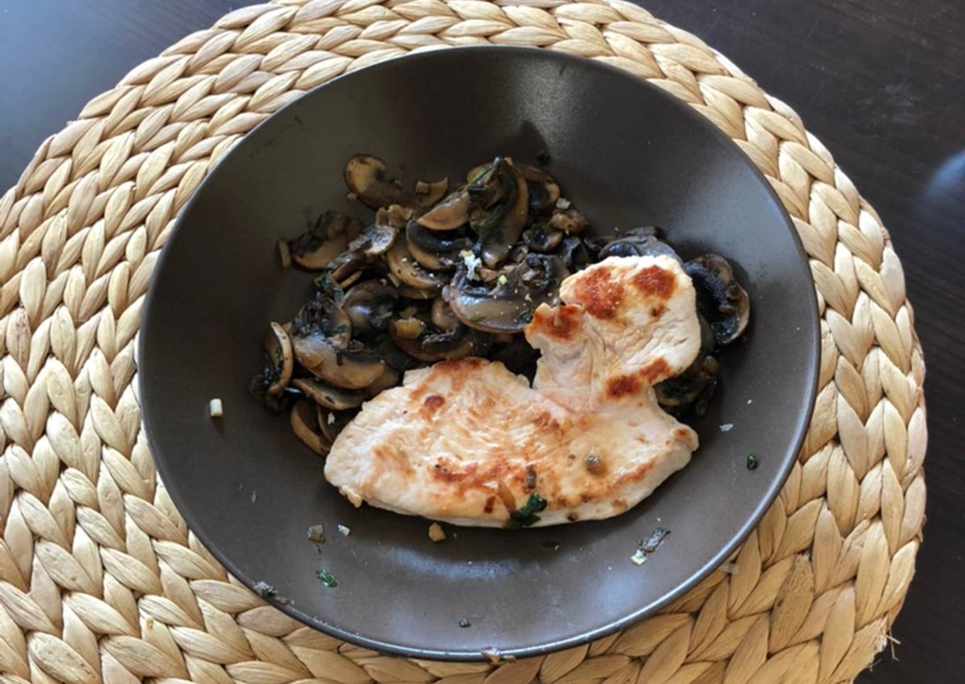 Champiñones al ajillo con pechuga de pavo