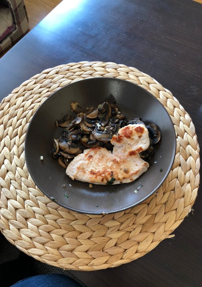 Una foto de Champiñones al ajillo con pechuga de pavo