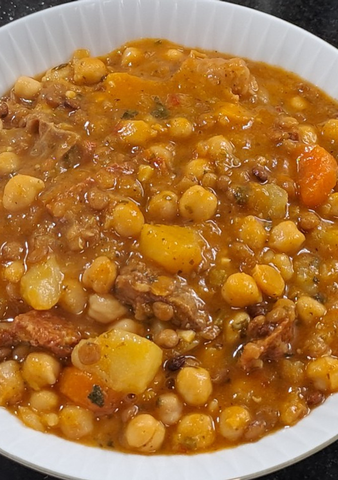 Una foto de Alto guiso de garbanzos y lentejas