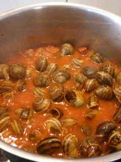 Una foto de Caracoles con tomate