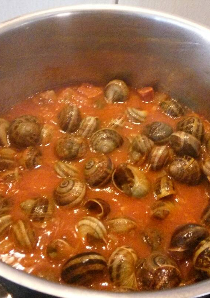 Una foto de Caracoles con tomate