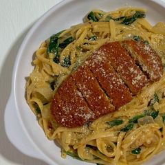 A picture of Linguine in Creamy Florentine Sauce with Plant-Based Meat Cutlet.