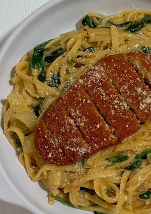 A picture of Linguine in Creamy Florentine Sauce with Plant-Based Meat Cutlet.