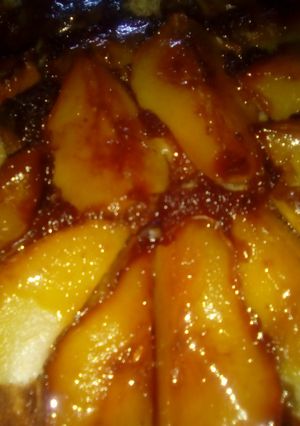 Una foto de Torta invertida de peras
