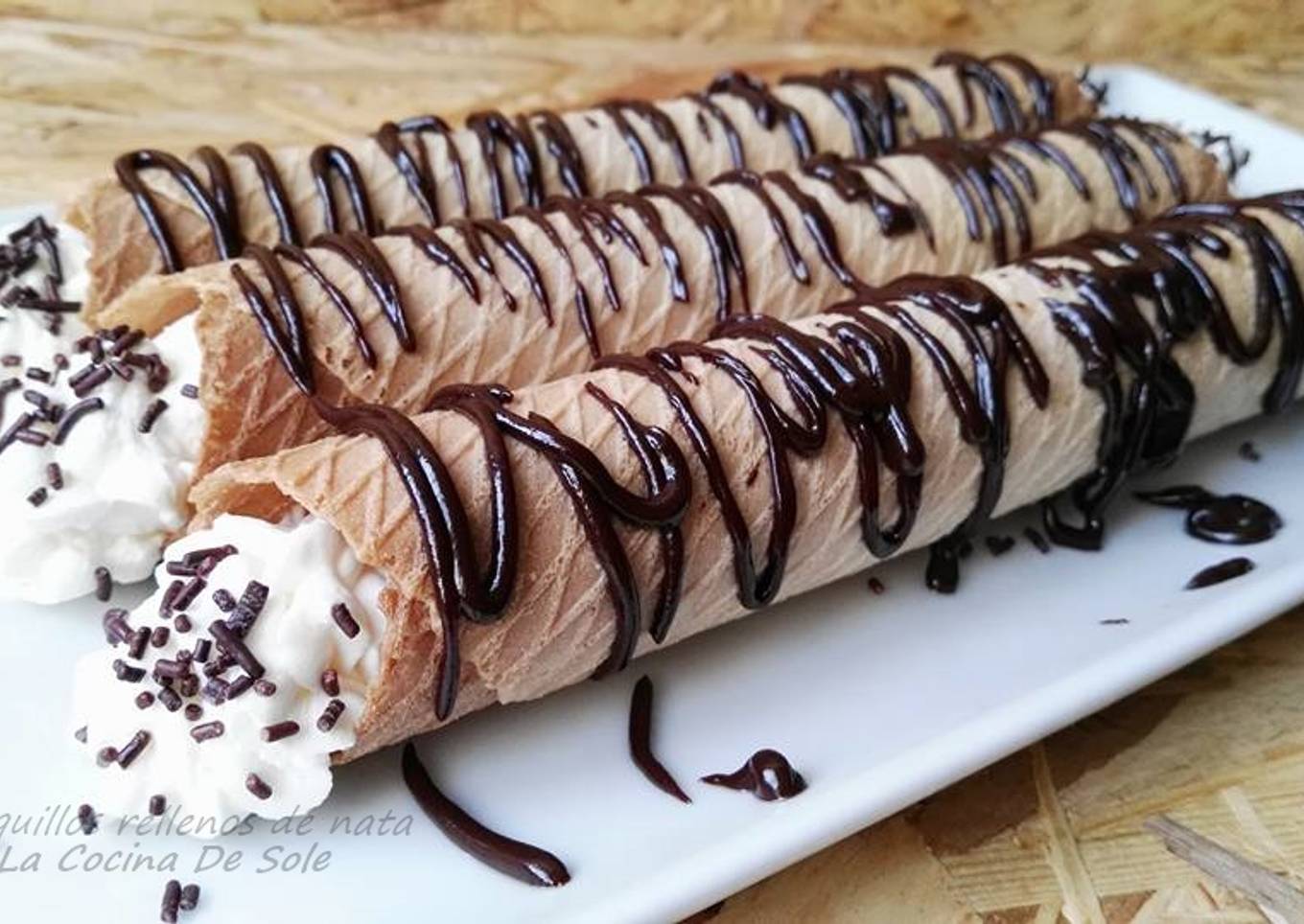 Barquillos rellenos de nata