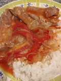 Bifecitos de cerdo con salsa y arroz