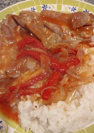 Una foto de Bifecitos de cerdo con salsa y arroz