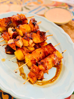 Una foto de Brochetas de salmón y piña