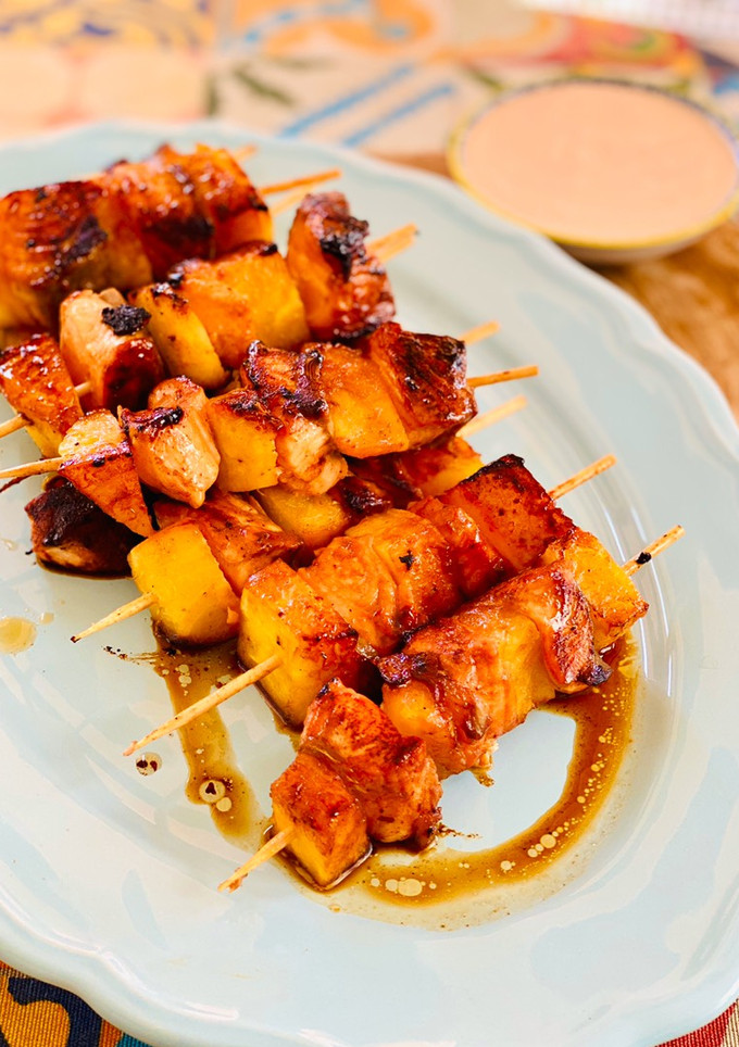 Una foto de Brochetas de salmón y piña