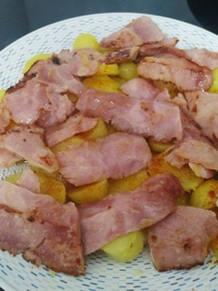 Una foto de Lacón cortado a mano, con patatas cocidas,