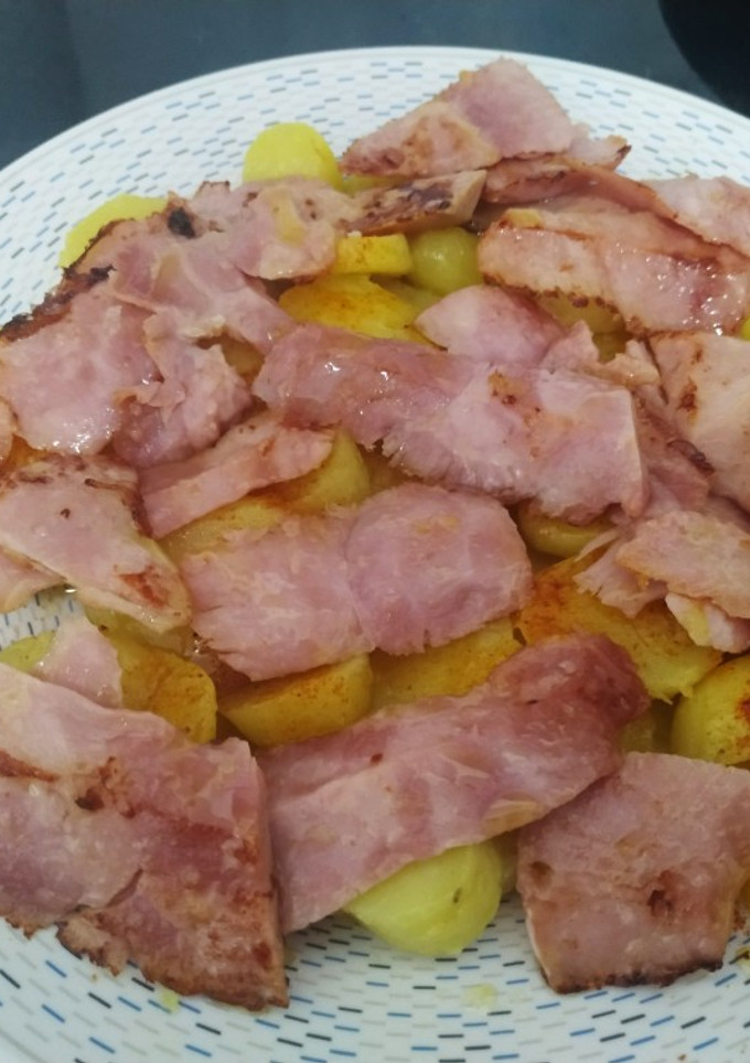 Una foto de Lacón cortado a mano, con patatas cocidas,