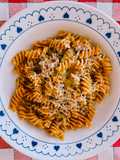 Fusilli cacio e pepe 🍝 Pasta de legumbre sin gluten, con pimienta negra y queso Pecorino 🐑3 ing