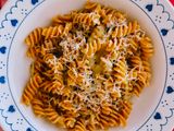 Fusilli cacio e pepe 🍝 Pasta de legumbre sin gluten, con pimienta negra y queso Pecorino 🐑3 ing