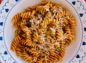 Una foto de Fusilli cacio e pepe 🍝 Pasta de legumbre sin gluten, con pimienta negra y queso Pecorino 🐑3 ing