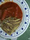 Salchichas big queso con berenjena fritas y tomate