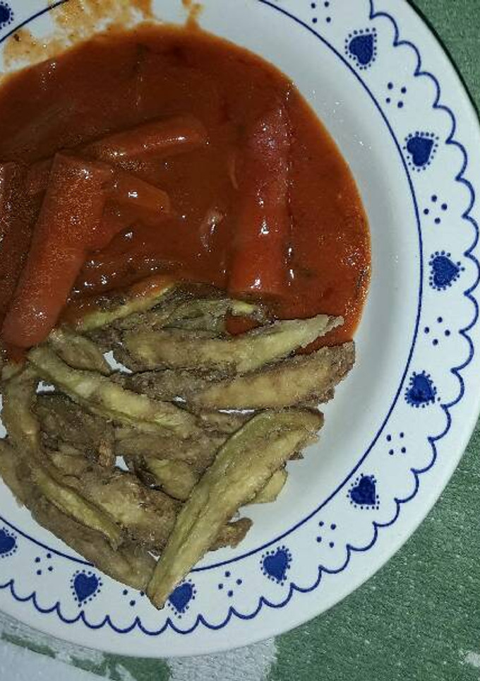Una foto de Salchichas big queso con berenjena fritas y tomate