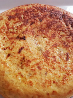Una foto de Tortilla de ajos tiernos y patatas