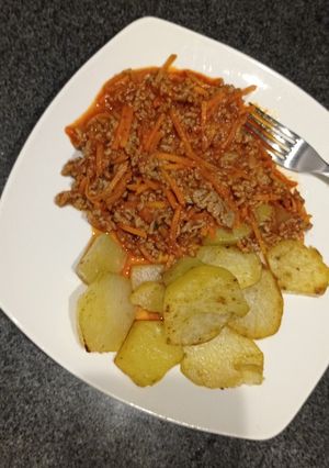 Una foto de Guisado carne-zanahoria y papas salteadas