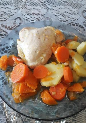 Una foto de Pollo con verduras suave