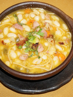 Una foto de Porotos con riendas y jamón ahumado
