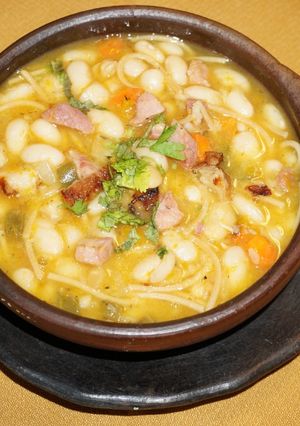 Una foto de Porotos con riendas y jamón ahumado