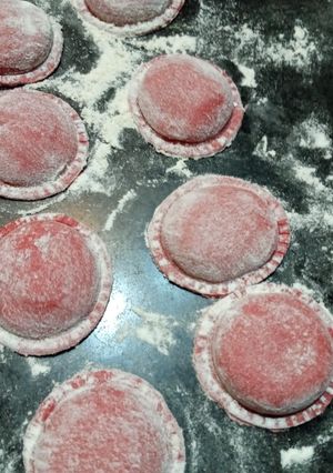 Una foto de Sorrentinos de remolacha, rellenos de calabaza